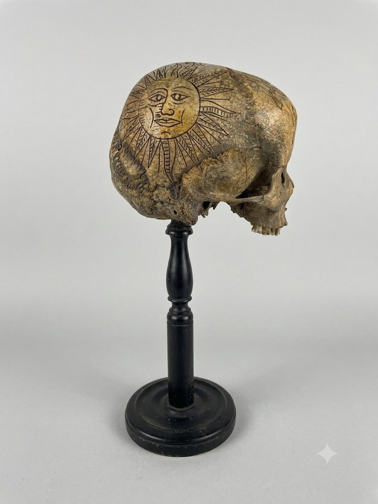 Rarität des Barock: Historischer Memento Mori Schwurkopf (1732) – Fein graviert mit Sonne, Mond, Schwert & Schlange (Höhe: 36 cm)