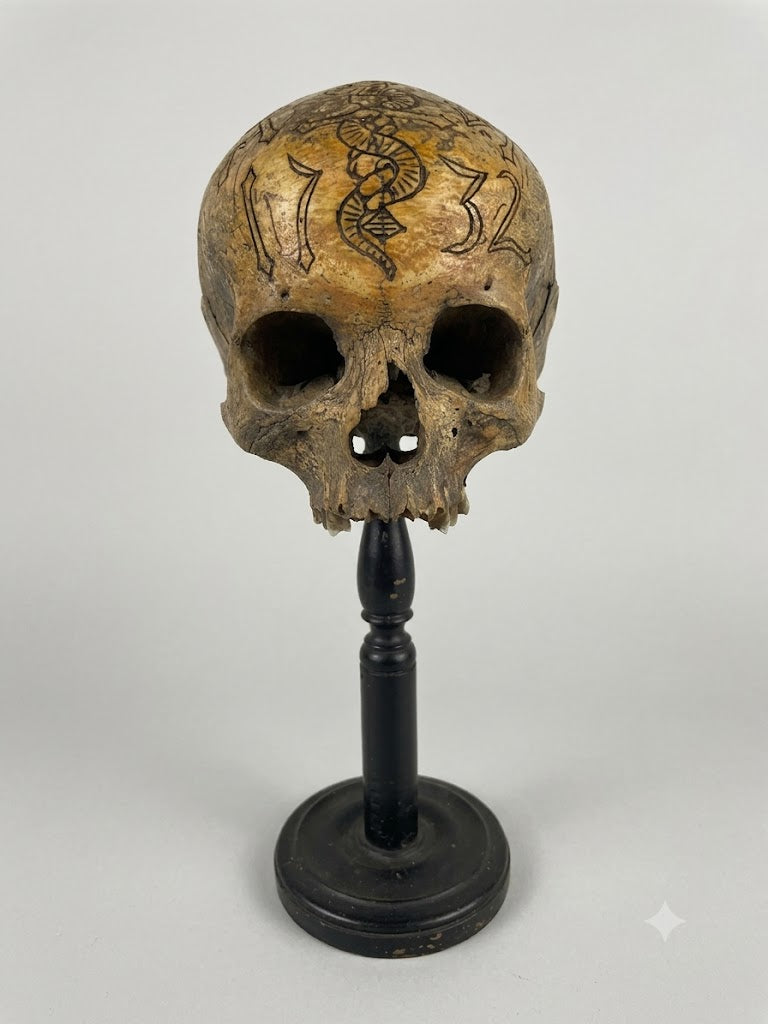 Rarität des Barock: Historischer Memento Mori Schwurkopf (1732) – Fein graviert mit Sonne, Mond, Schwert & Schlange (Höhe: 36 cm)