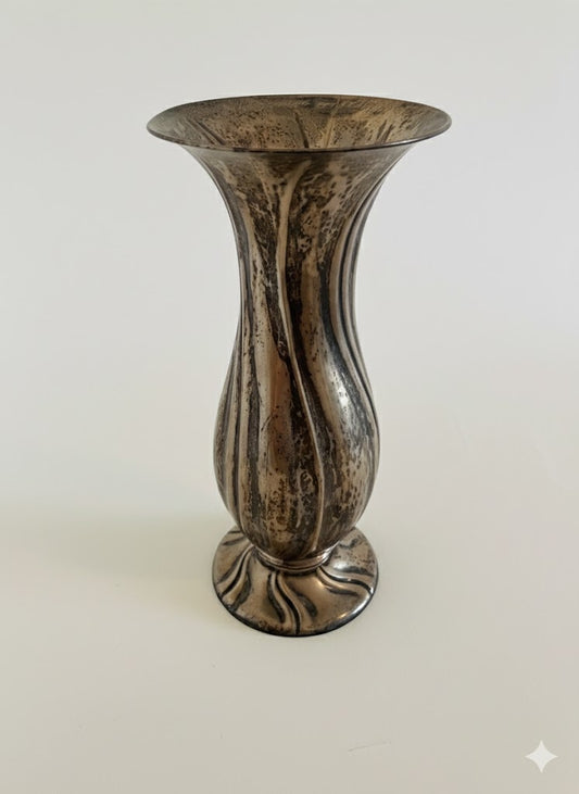 Antike Silbervase mit geschwungener Silhouette