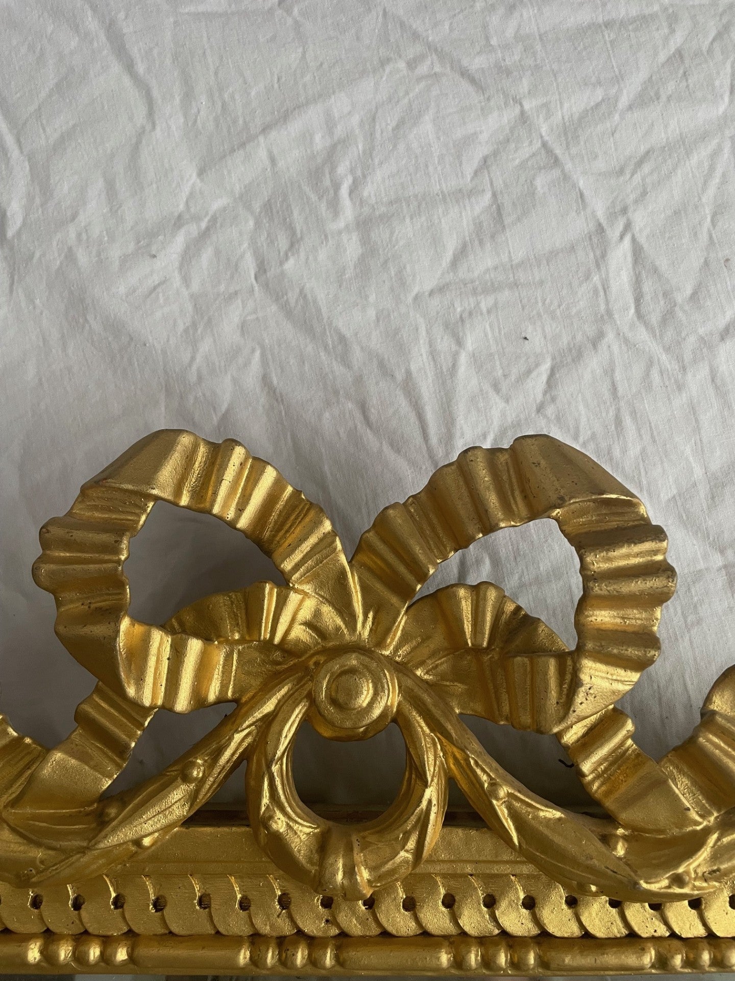 Prachtvolles Paar josefinische Wandspiegel um 1780 – Holz geschnitzt und Gold gefasst (74 cm)