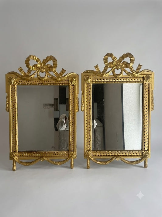 Prachtvolles Paar josefinische Wandspiegel um 1780 – Holz geschnitzt und Gold gefasst (74 cm)