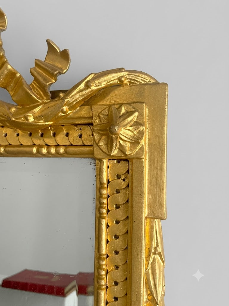 Prachtvolles Paar josefinische Wandspiegel um 1780 – Holz geschnitzt und Gold gefasst (74 cm)