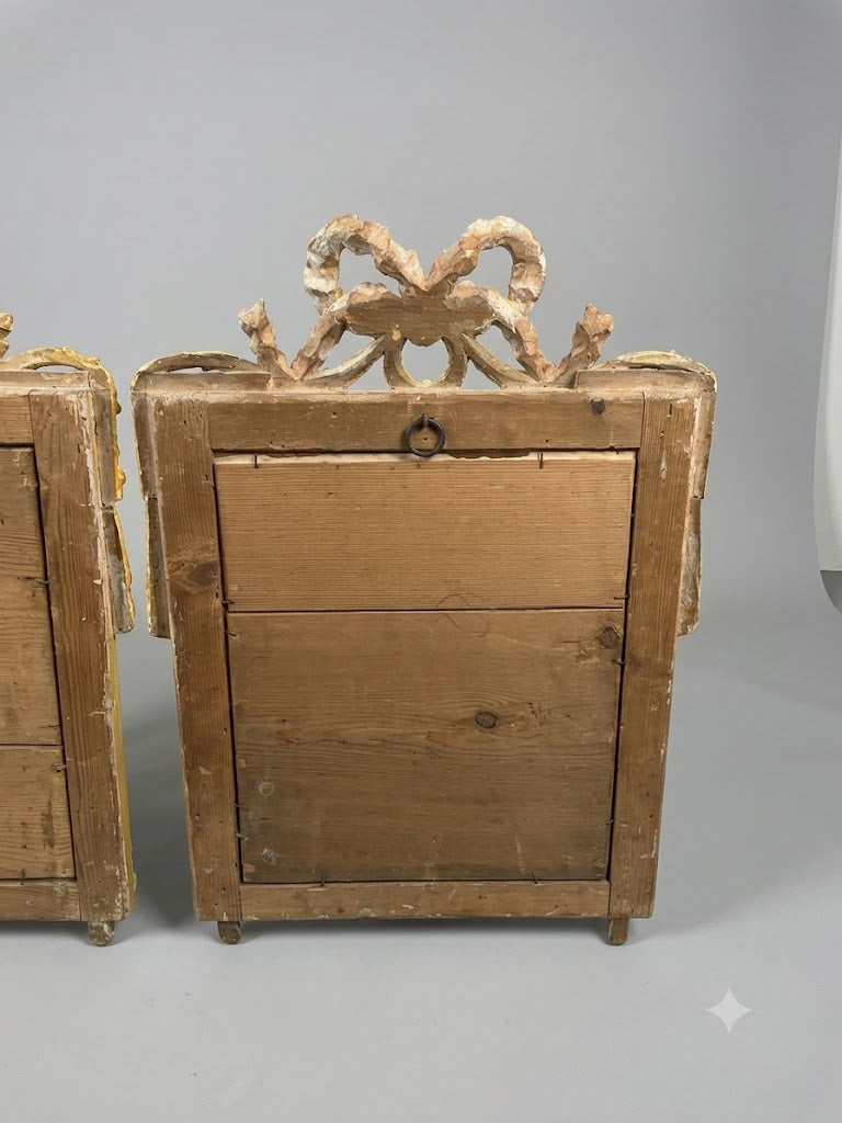 Prachtvolles Paar josefinische Wandspiegel um 1780 – Holz geschnitzt und Gold gefasst (74 cm)