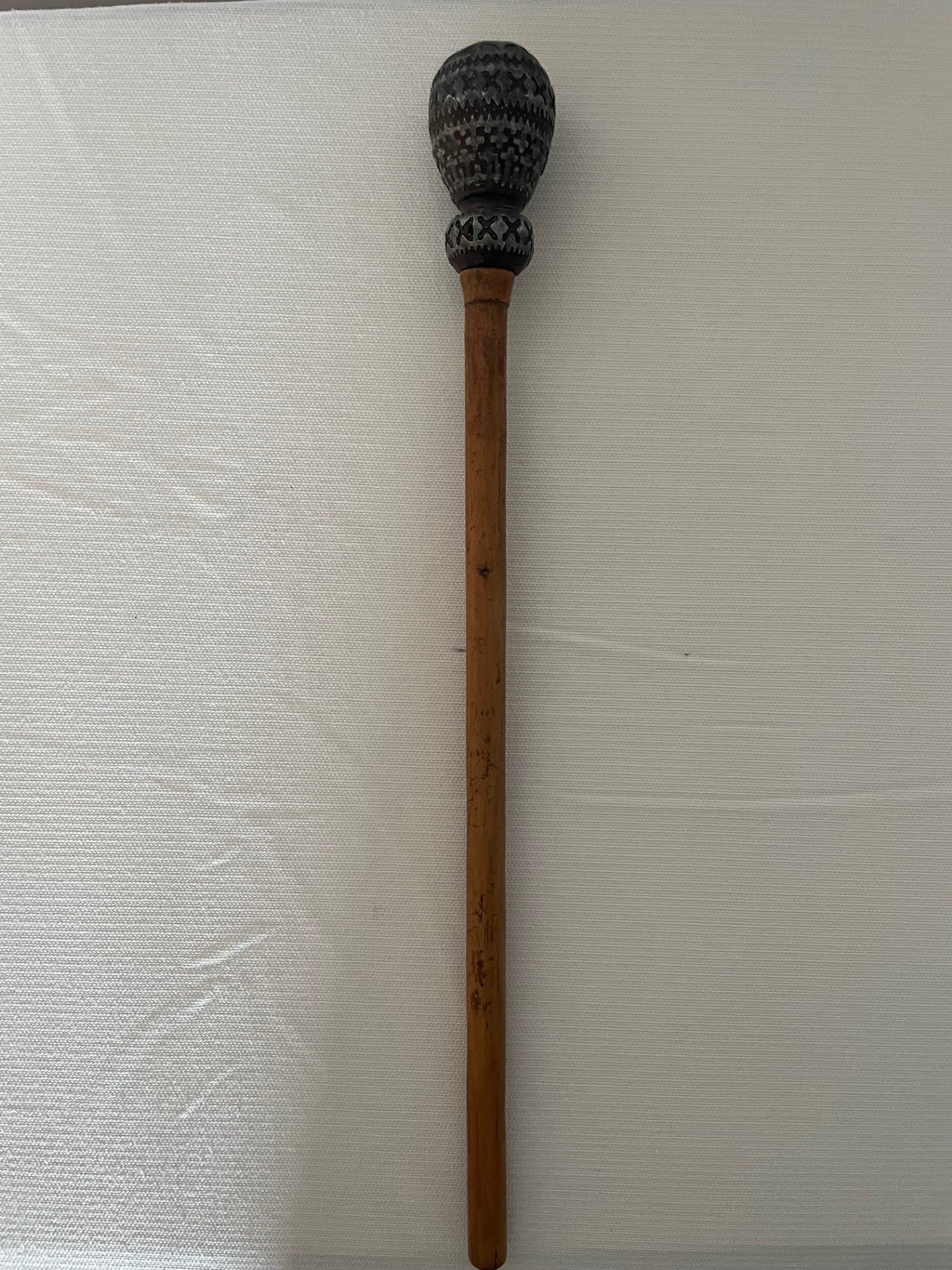 Barocke Stimmgabel mit Zinn-Ornamentik (um 1800)