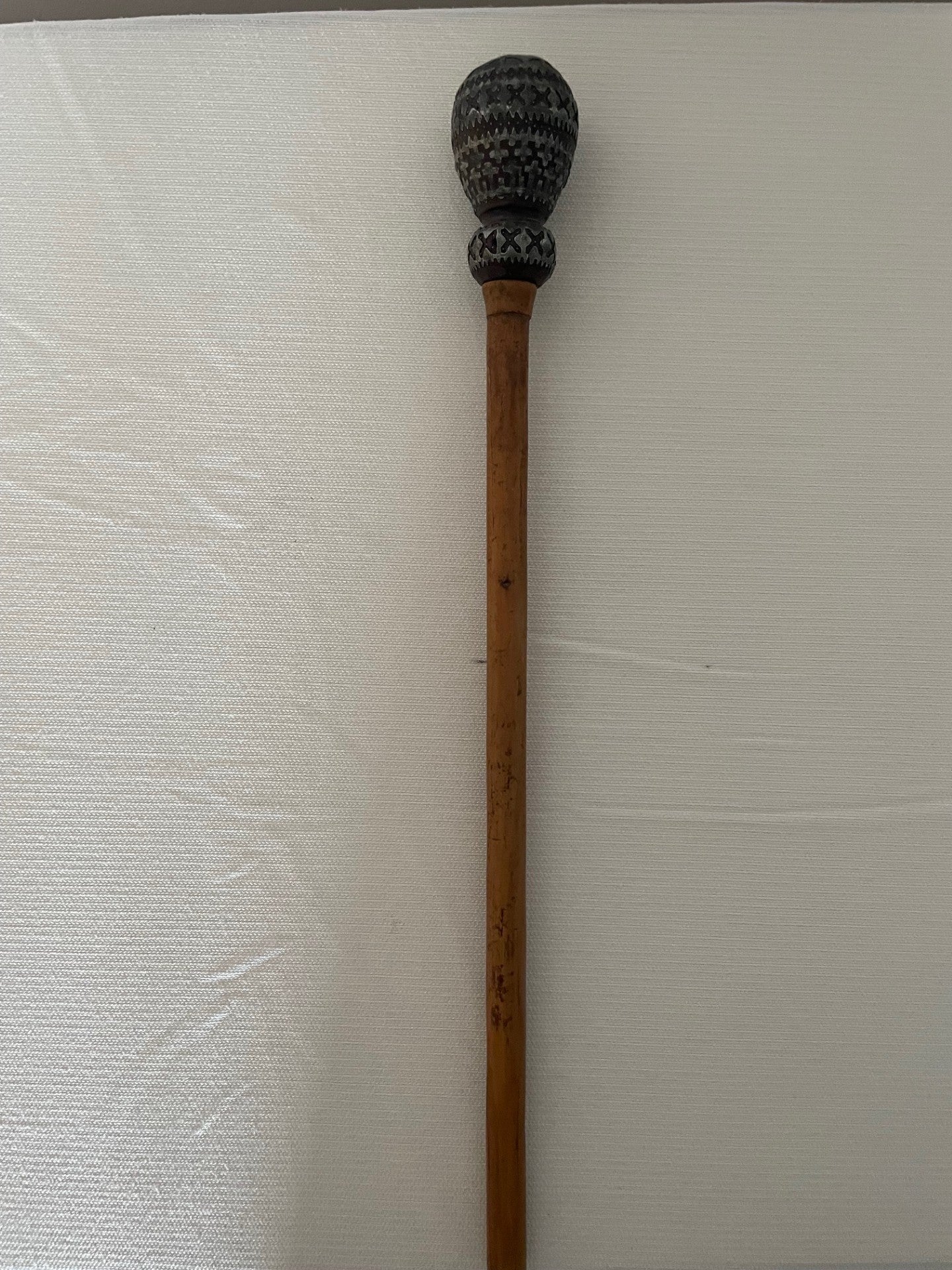 Barocke Stimmgabel mit Zinn-Ornamentik (um 1800)