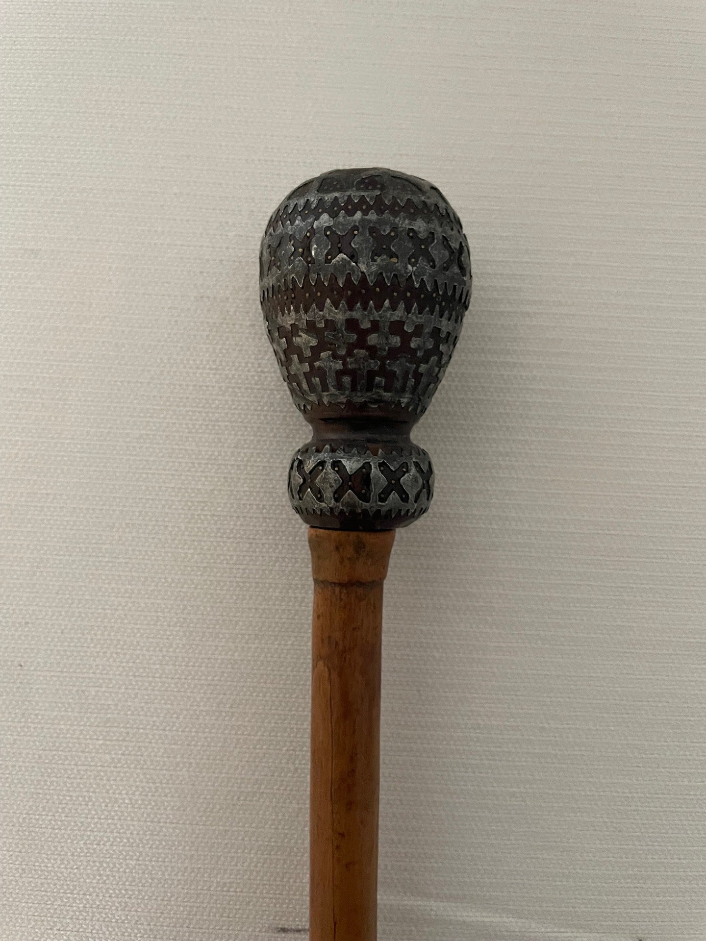 Barocke Stimmgabel mit Zinn-Ornamentik (um 1800)