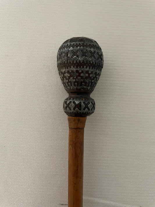 Barocke Stimmgabel mit Zinn-Ornamentik (um 1800)