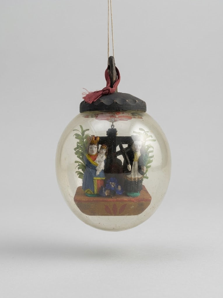Antiker Suppenbrunzer mit Kreuzigungsszene & Heiligenfiguren – Sakrale Glaskugel (Um 1900)