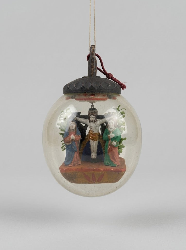 Antiker Suppenbrunzer mit Kreuzigungsszene & Heiligenfiguren – Sakrale Glaskugel (Um 1900)