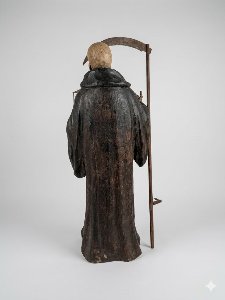 Museales Memento Mori: Gevatter Tod mit Sense sowie Sanduhr – Suedtirol um 1800