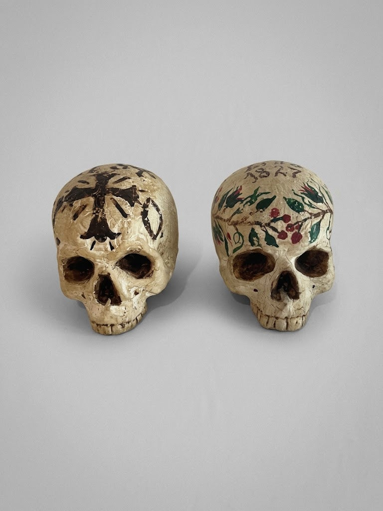 Paar seltene Gruft-Musterköpfe / Beinschädel-Modelle – Datiert 1784 & 1827