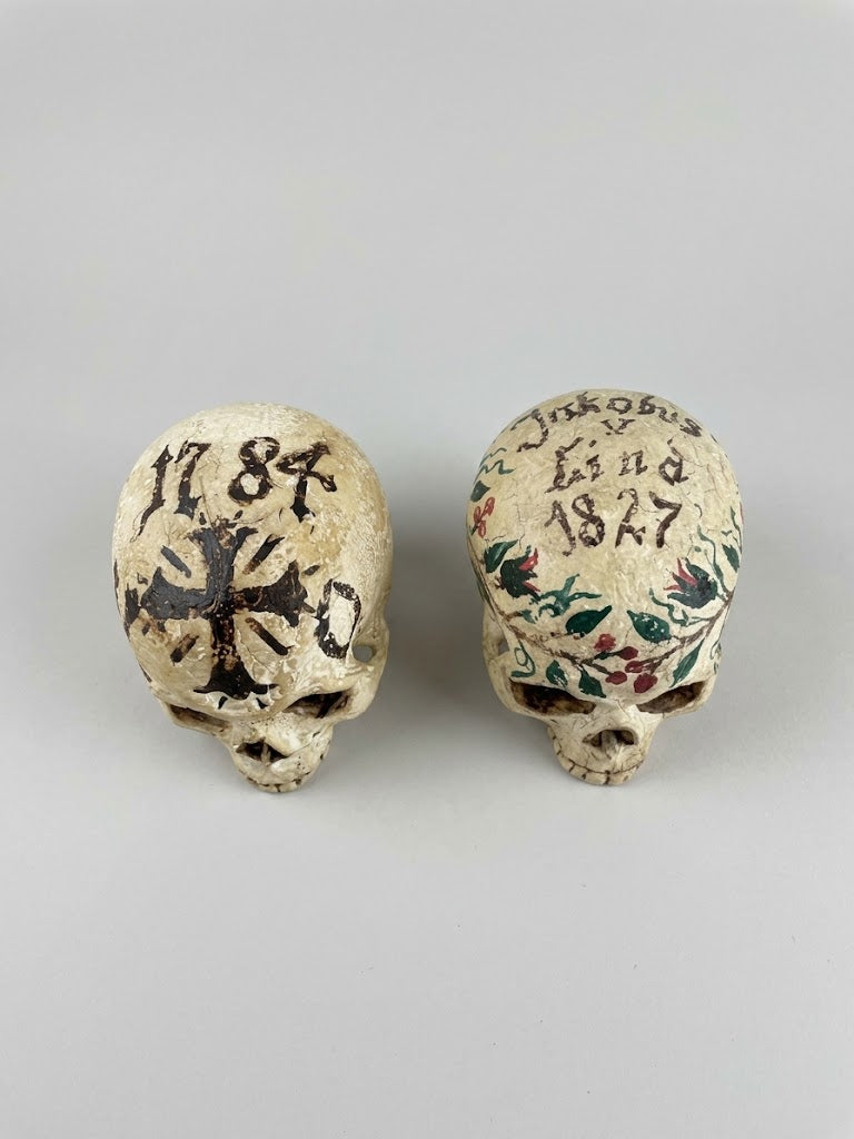 Paar seltene Gruft-Musterköpfe / Beinschädel-Modelle – Datiert 1784 & 1827