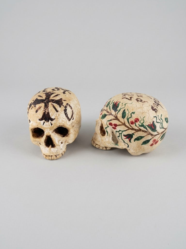 Paar seltene Gruft-Musterköpfe / Beinschädel-Modelle – Datiert 1784 & 1827
