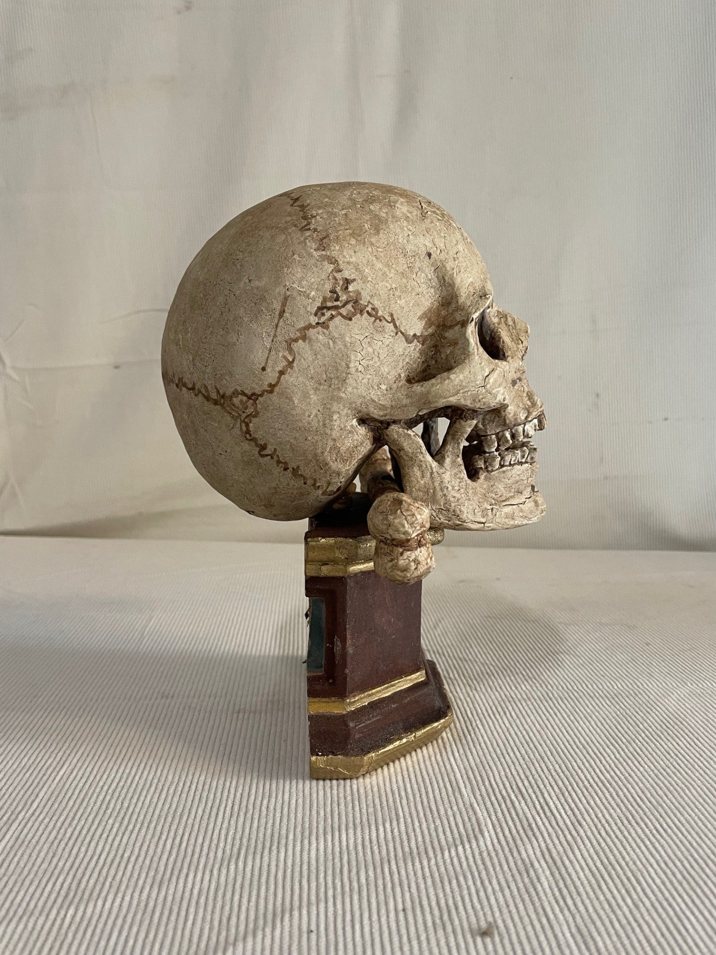 Monumentaler Holz-Totenkopf auf Podest (um 1850)