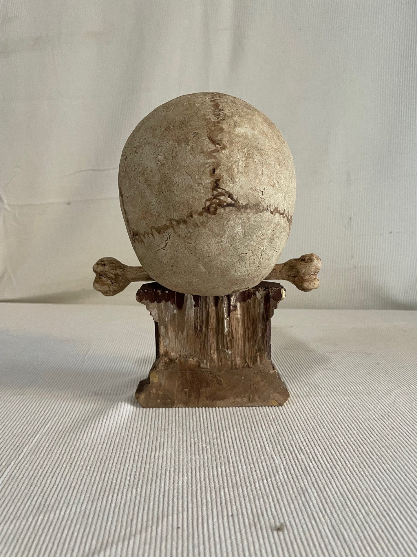 Monumentaler Holz-Totenkopf auf Podest (um 1850)