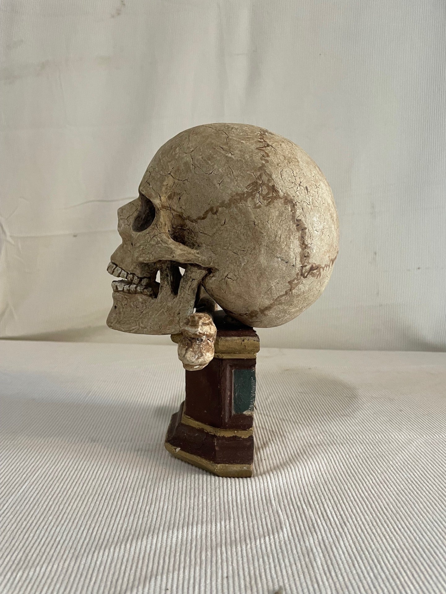 Monumentaler Holz-Totenkopf auf Podest (um 1850)