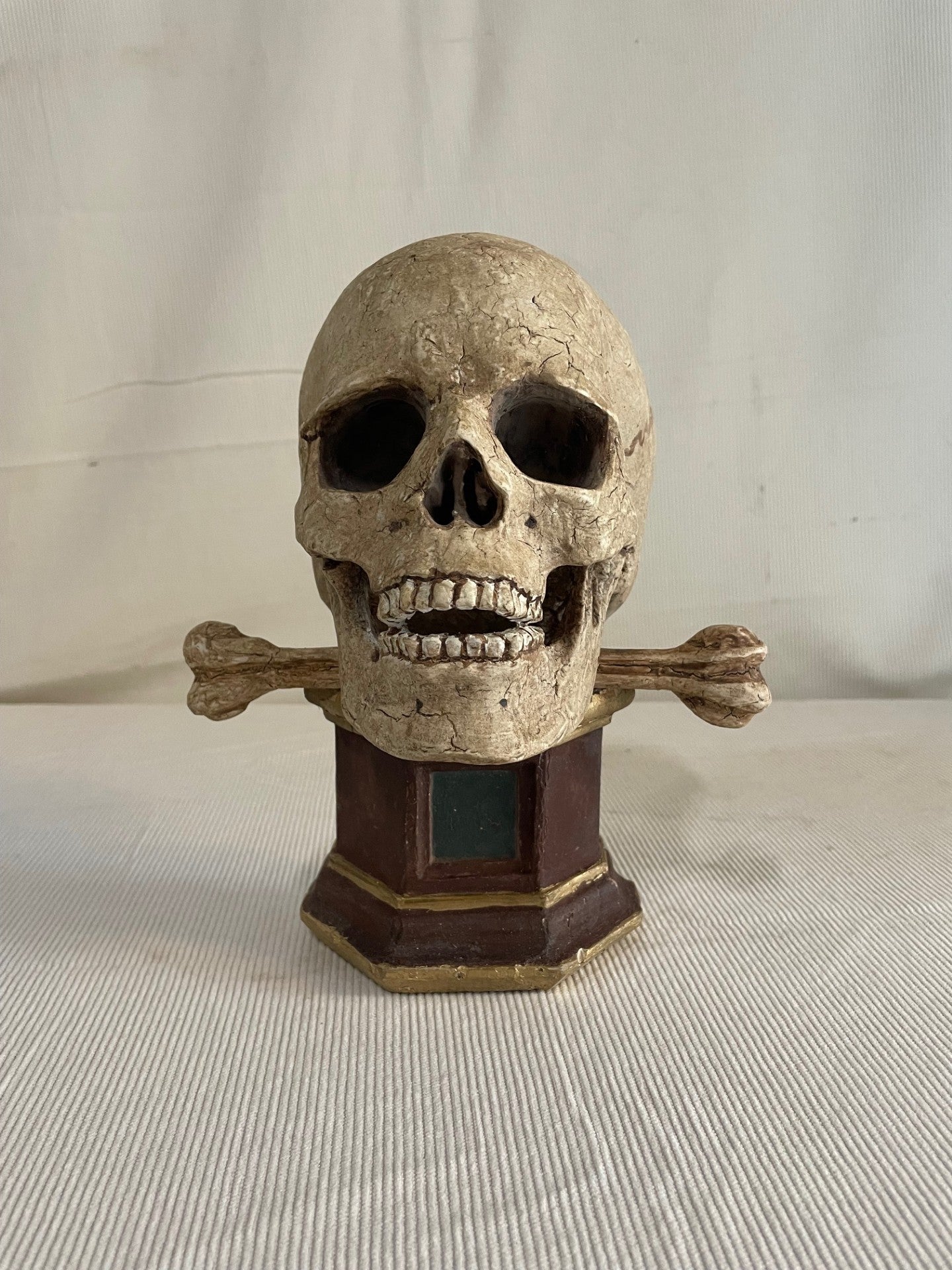 Monumentaler Holz-Totenkopf auf Podest (um 1850)