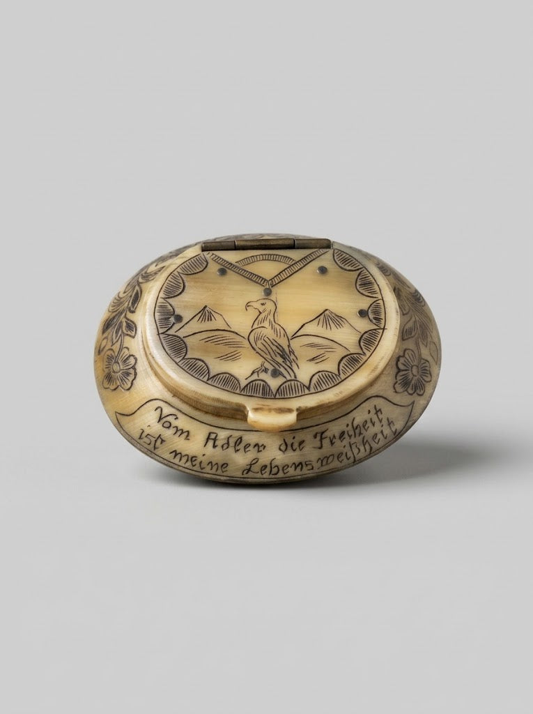Schnupftabakdose aus Horn – „Vom Adler die Freiheit…“ (Alpenländisch, um 1850)