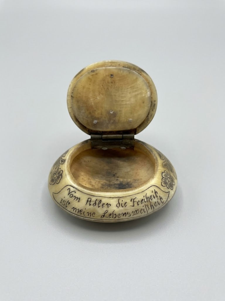 Schnupftabakdose aus Horn – „Vom Adler die Freiheit…“ (Alpenländisch, um 1850)