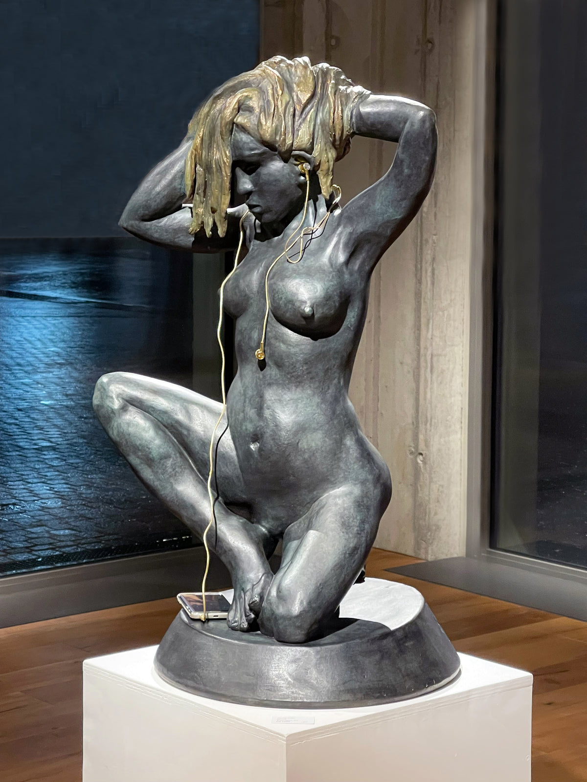 Serena von Thomas Welti – Ein Spiegel unserer Zeit (Bronze, Unikat)