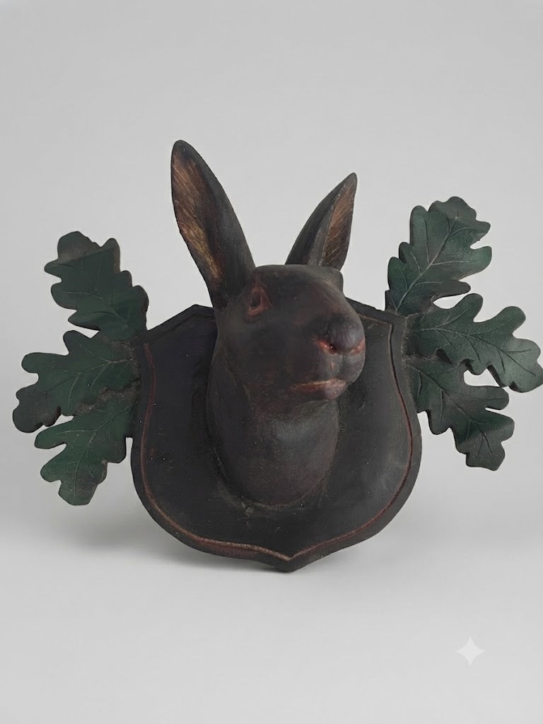 Antiker Hasenkopf als Trophäe auf Eichenbrett (ca. 1900)
