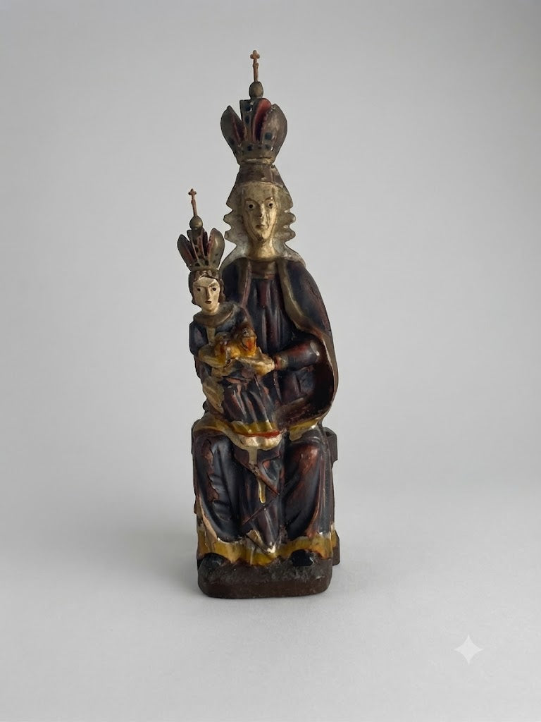 Erhabene Antiquität: Geschnitzte Marienfigur mit Kind in Polychromfassung (ca. 1800)
