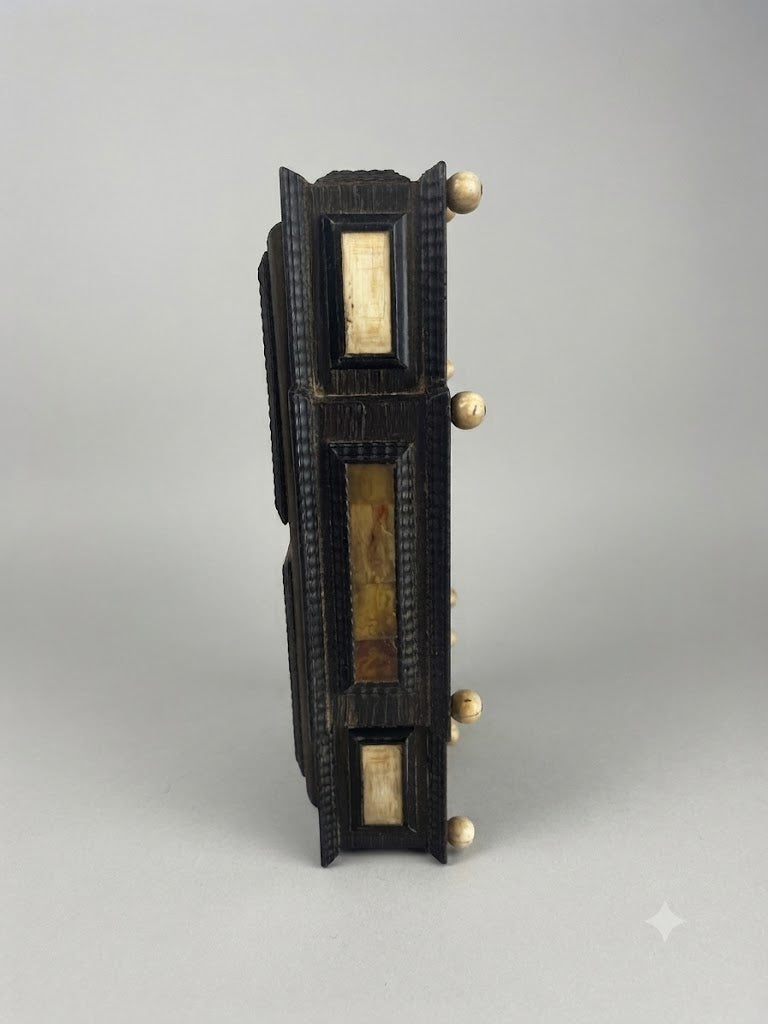 Memento Mori: Barocker „Tödlein“-Sarkophag mit Reliquie und Schriftband (um 1700)