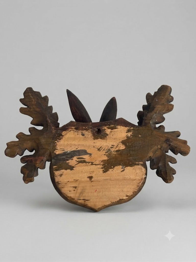 Antiker Hasenkopf als Trophäe auf Eichenbrett (ca. 1900)