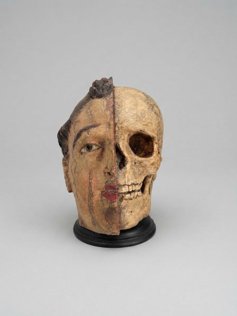 Memento Mori: Handgeschnitzter Allegorie-Kopf „Leben und Tod“ (ca. 1800)