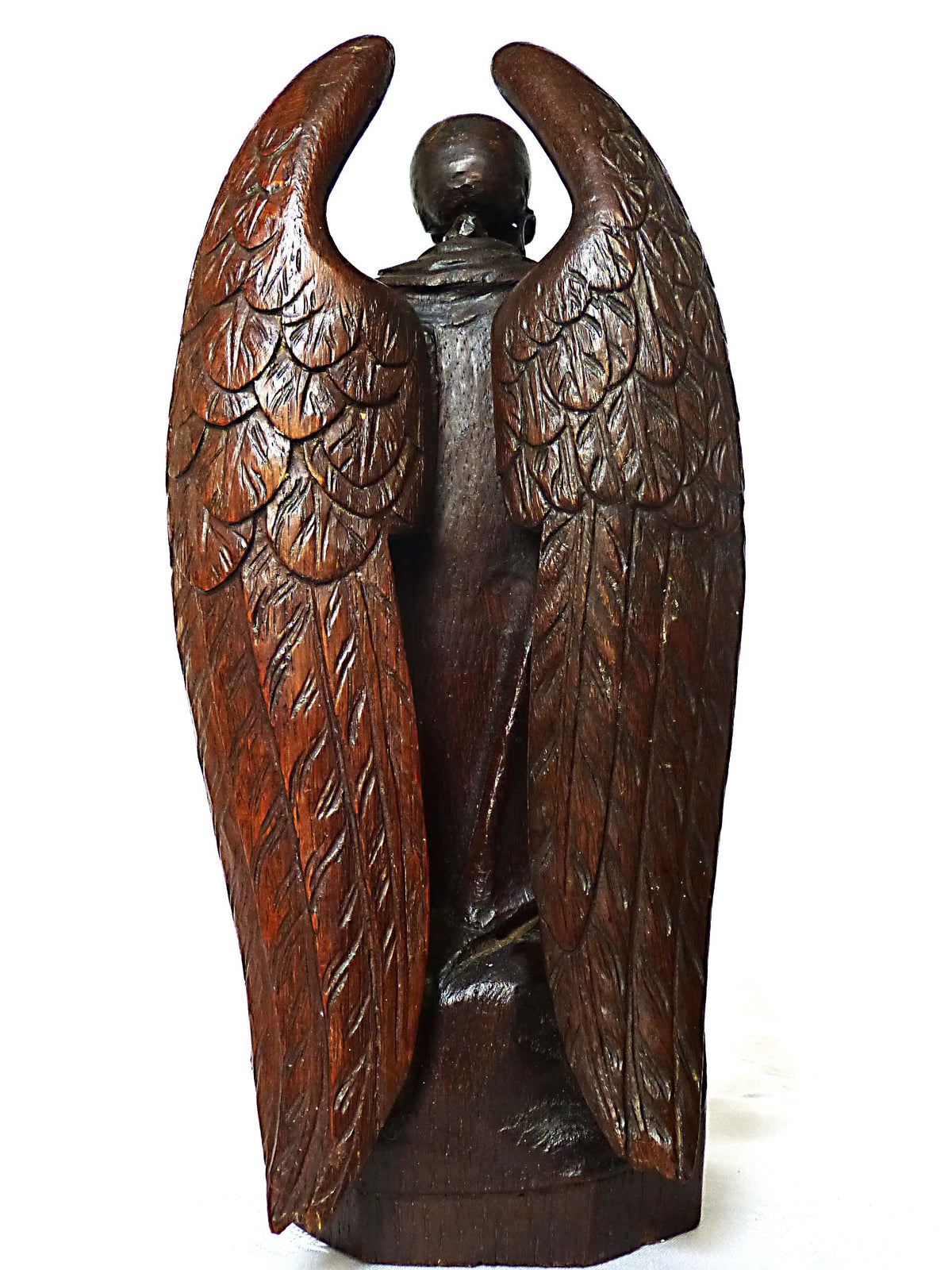 Seltenes Paar geschnitzte Todesengel / Memento-Mori-Figuren mit Wappenschildern (19. Jahrhundert)