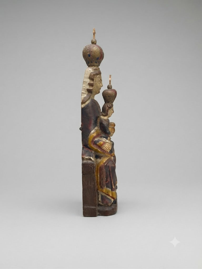 Erhabene Antiquität: Geschnitzte Marienfigur mit Kind in Polychromfassung (ca. 1800)