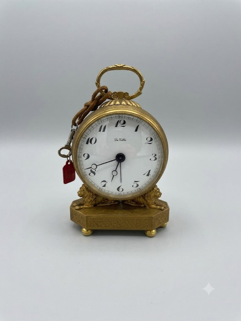 Prunkvolle feuervergoldete Tischuhr / Reiseuhr mit Löwen-Schnittgerüst (um 1900)