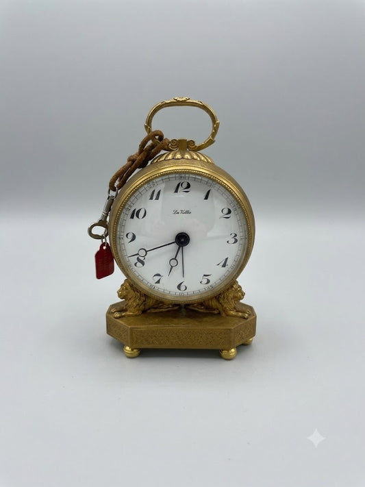 Prunkvolle feuervergoldete Tischuhr / Reiseuhr mit Löwen-Schnittgerüst (um 1900)